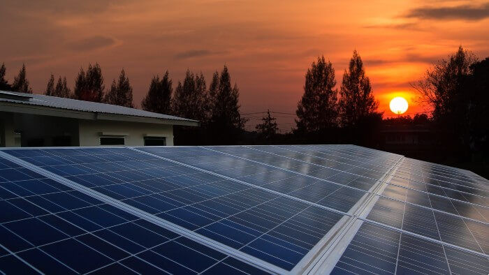 découvrez tout ce que vous devez savoir sur la réglementation des panneaux solaires au sol en france. informez-vous sur les normes, les aides financières et les obligations légales pour une installation réussie et respectueuse de l'environnement.