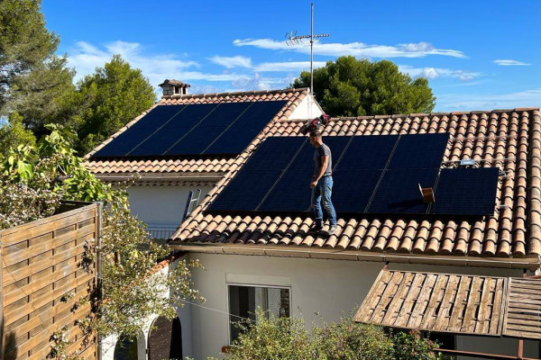 découvrez les réglementations en matière de panneaux solaires au sol en france. informez-vous sur les normes, les autorisations nécessaires et les enjeux environnementaux liés à l'installation de systèmes photovoltaïques au sol.