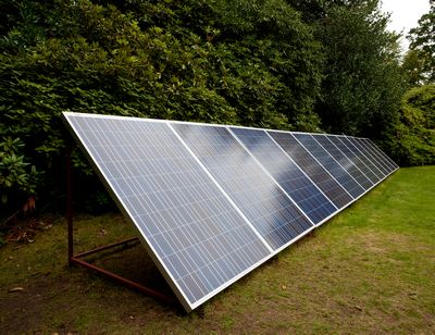 découvrez les dernières réglementations concernant l'installation de panneaux solaires au sol en france. informez-vous sur les normes légales, les subventions disponibles et assurez la conformité de votre projet d'énergie renouvelable.