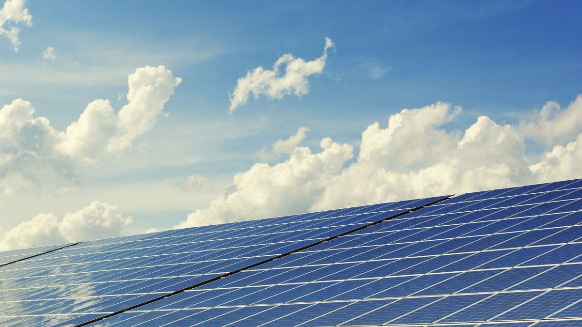 découvrez tout sur le rendement des panneaux solaires : optimisez votre production d'énergie, comprenez les facteurs influençant l'efficacité et réalisez des économies durables grâce à l'énergie solaire.