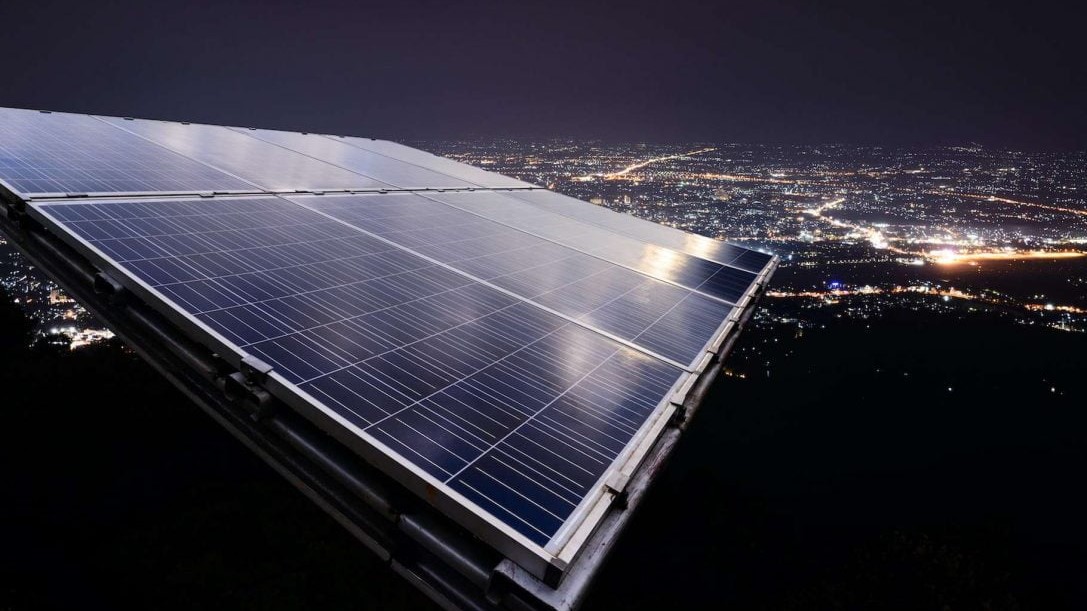 découvrez comment optimiser le rendement de vos panneaux photovoltaïques même la nuit grâce à des solutions innovantes et des technologies avancées. apprenez à maximiser votre production d'énergie solaire et à profiter d'une autonomie énergétique accrue, même lorsque le soleil ne brille pas.