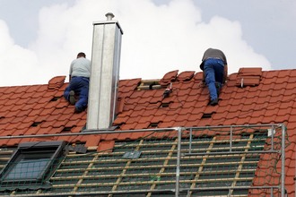 découvrez nos services de rénovation toiture pour redonner vie à votre maison. nos experts vous accompagnent dans le choix des matériaux et assurent une pose de qualité, garantissant durabilité et esthétique. transformez votre toit avec nous!