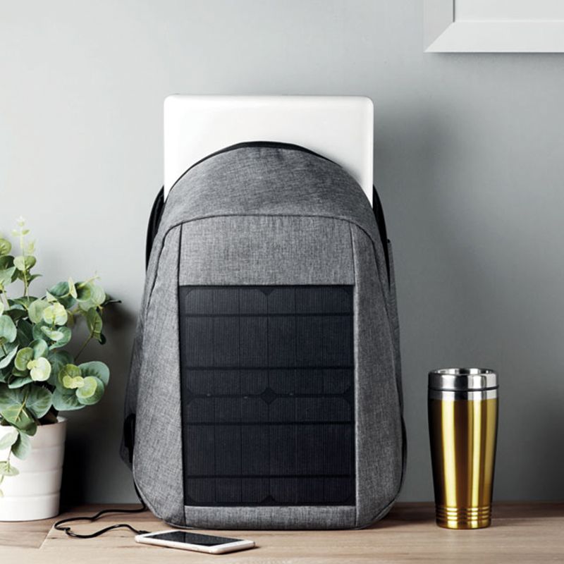 découvrez notre sac à dos solaire innovant, idéal pour les aventuriers modernes ! équipé de panneaux solaires intégrés, il vous permet de recharger vos appareils en toute autonomie, tout en offrant un design ergonomique et résistant. emportez l'énergie du soleil lors de vos randonnées ou voyages.