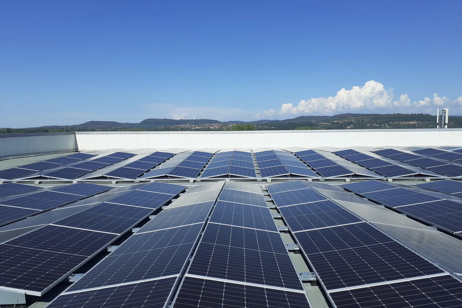 découvrez le photovoltaïque, une énergie renouvelable et durable qui convertit la lumière du soleil en électricité. apprenez comment cette technologie peut réduire votre facture d'énergie et contribuer à un avenir plus vert.