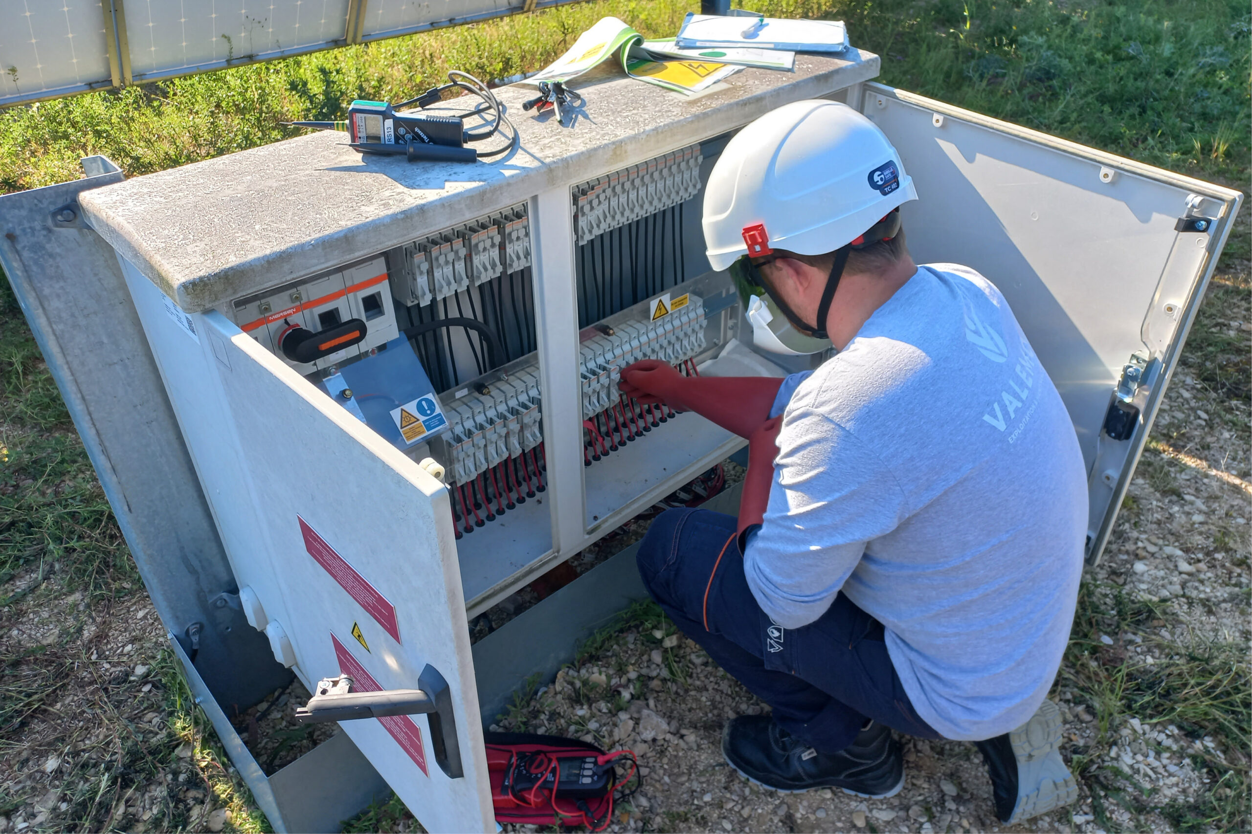 découvrez nos solutions de sécurité pour les panneaux photovoltaïques. protégez vos installations solaires contre le vol et le vandalisme tout en garantissant une performance optimale.