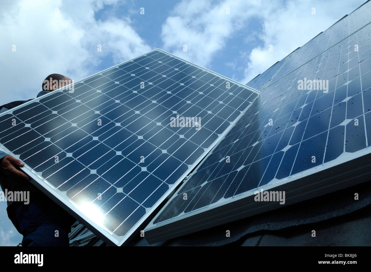 découvrez tout sur le silicium photovoltaïque, un matériau clé dans la production d'énergie solaire. apprenez comment il contribue à la conversion de la lumière du soleil en électricité et son impact sur les technologies durables.