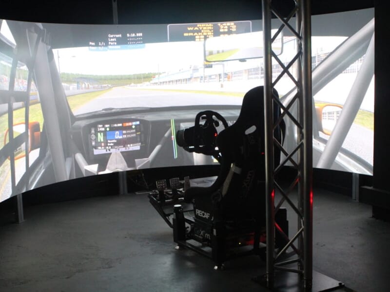 découvrez notre simulateur auto innovant qui vous permet de vivre l'expérience de conduite ultime. testez vos compétences et améliorez votre technique avec des scénarios variés et réalistes, le tout depuis le confort de votre domicile. parfait pour les amateurs de voitures et les futurs conducteurs en quête d'apprentissage ludique!