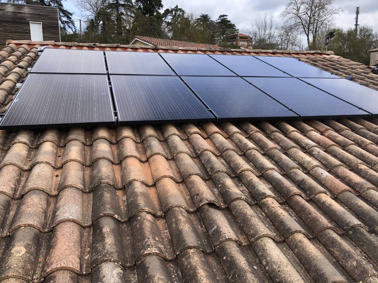découvrez comment l'installation solaire peut transformer votre maison en une source d'énergie renouvelable et réduire vos factures d'électricité. explorez les avantages, les étapes de mise en place et les solutions adaptées à vos besoins.