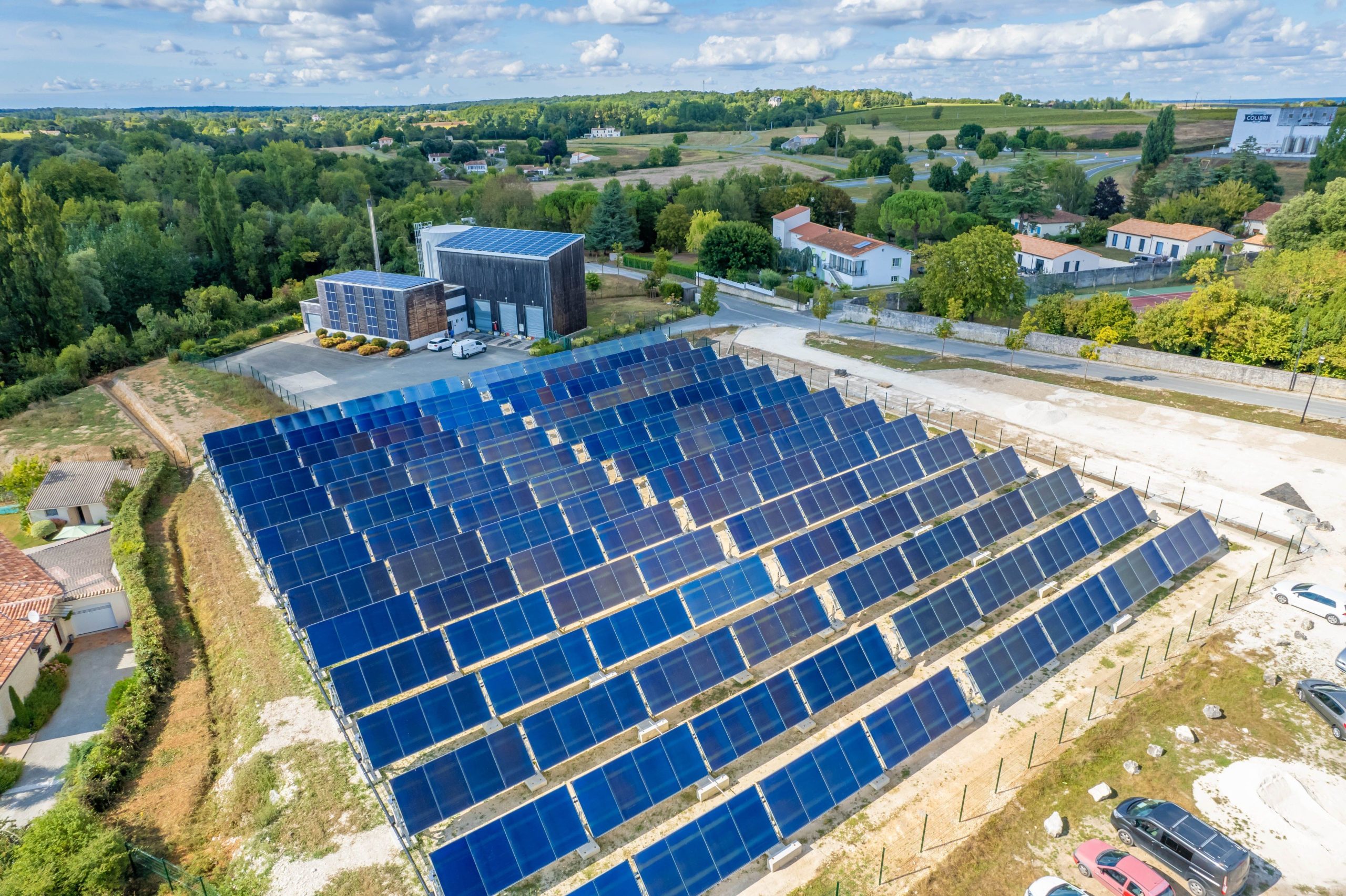 découvrez le potentiel du solaire thermique pour chauffer votre habitation efficacement et de manière écologique. apprenez comment cette technologie utilise l'énergie du soleil pour produire de la chaleur, réduire vos factures d'énergie et contribuer à la protection de l'environnement.