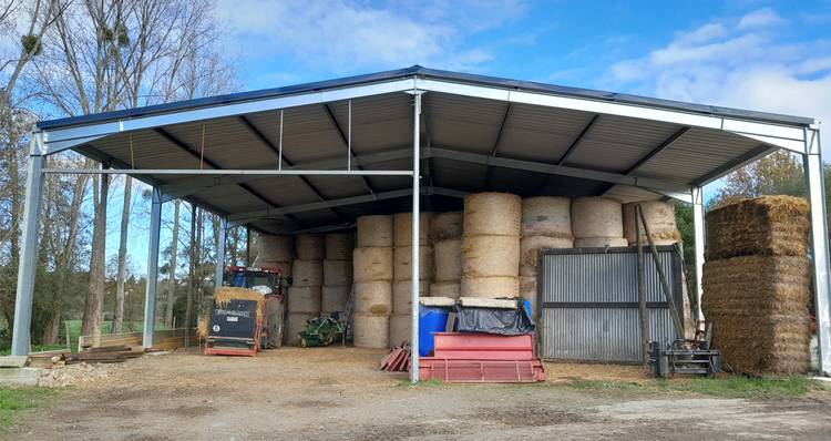 découvrez nos solutions de stockage pour la paille, conçues pour préserver la qualité et la fraîcheur de vos récoltes. optimisez l'espace et sécurisez votre approvisionnement avec nos systèmes adaptés aux besoins agricoles.