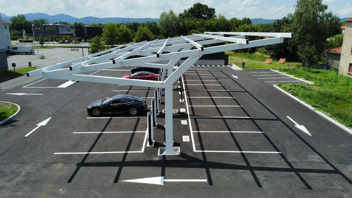 découvrez les avantages des ombrières photovoltaïques, une solution innovante qui combine protection contre les intempéries et production d'énergie solaire. idéales pour les parkings, elles contribuent à la transition énergétique tout en offrant une ombre agréable aux véhicules.