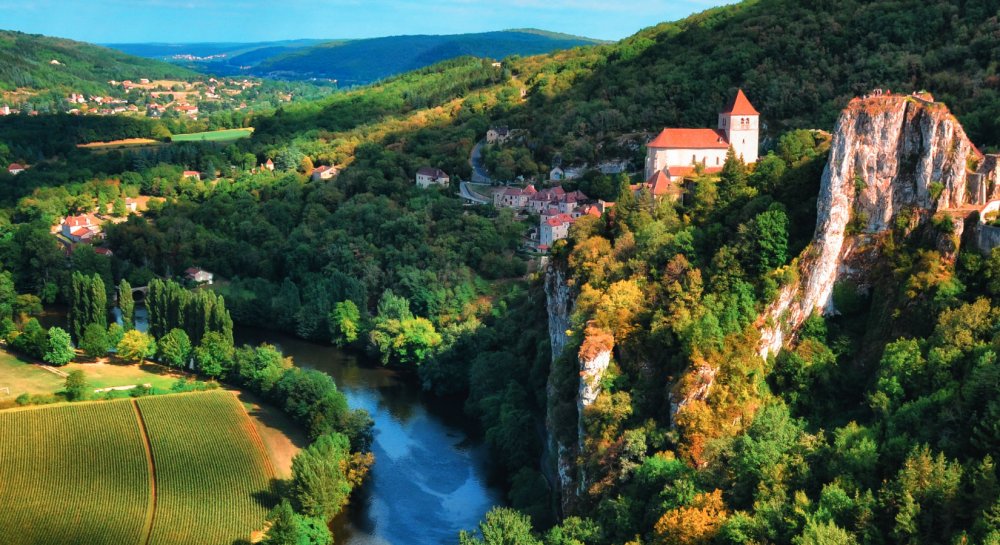 découvrez la richesse du sud-ouest de la france, une région emblématique regorgeant de paysages variés, de traditions culinaires savoureuses, et d'activités culturelles uniques. laissez-vous envoûter par ses charmants villages, sa gastronomie authentique et son art de vivre chaleureux.