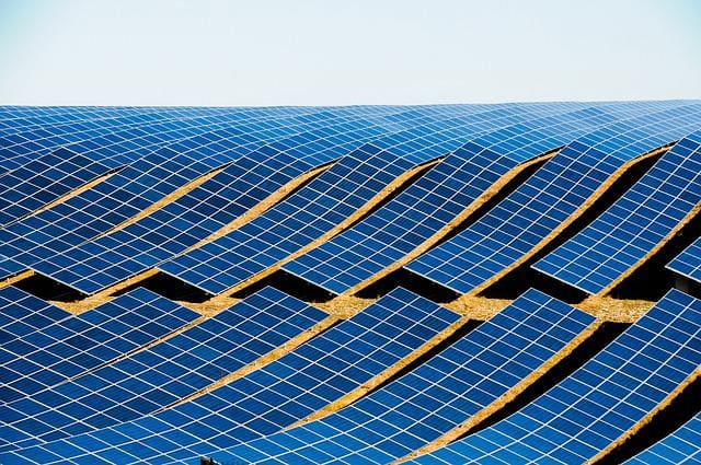 découvrez tout ce que vous devez savoir sur la surface des panneaux solaires, y compris son impact sur l'efficacité énergétique, les matériaux utilisés et les meilleures pratiques pour maximiser la production d'énergie renouvelable.