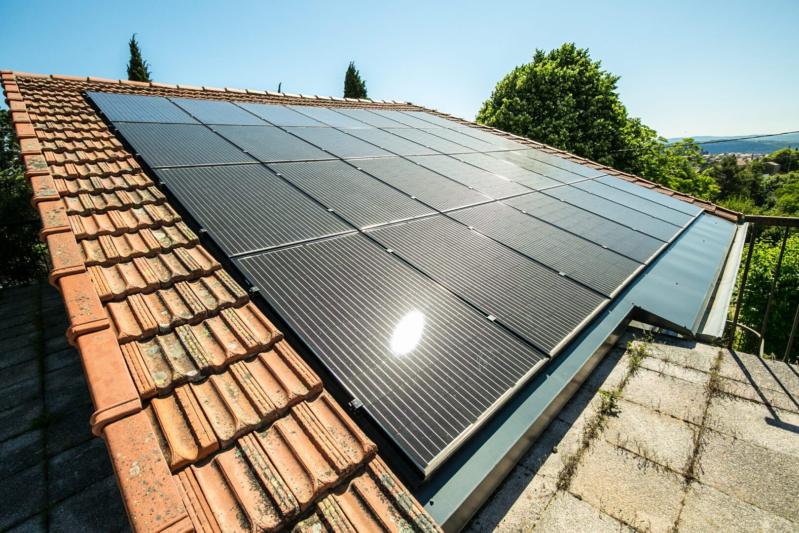 découvrez tout sur la surface des panneaux solaires, son impact sur l'efficacité énergétique et comment choisir le bon dimensionnement pour maximiser votre production d'électricité verte.