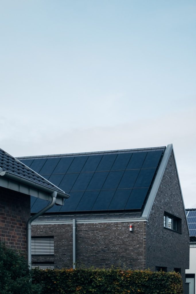 découvrez comment la surface des panneaux solaires influence leur autonomie et leur efficacité. optimisez votre installation solaire pour maximiser la production d'énergie et réduire vos factures d'électricité.