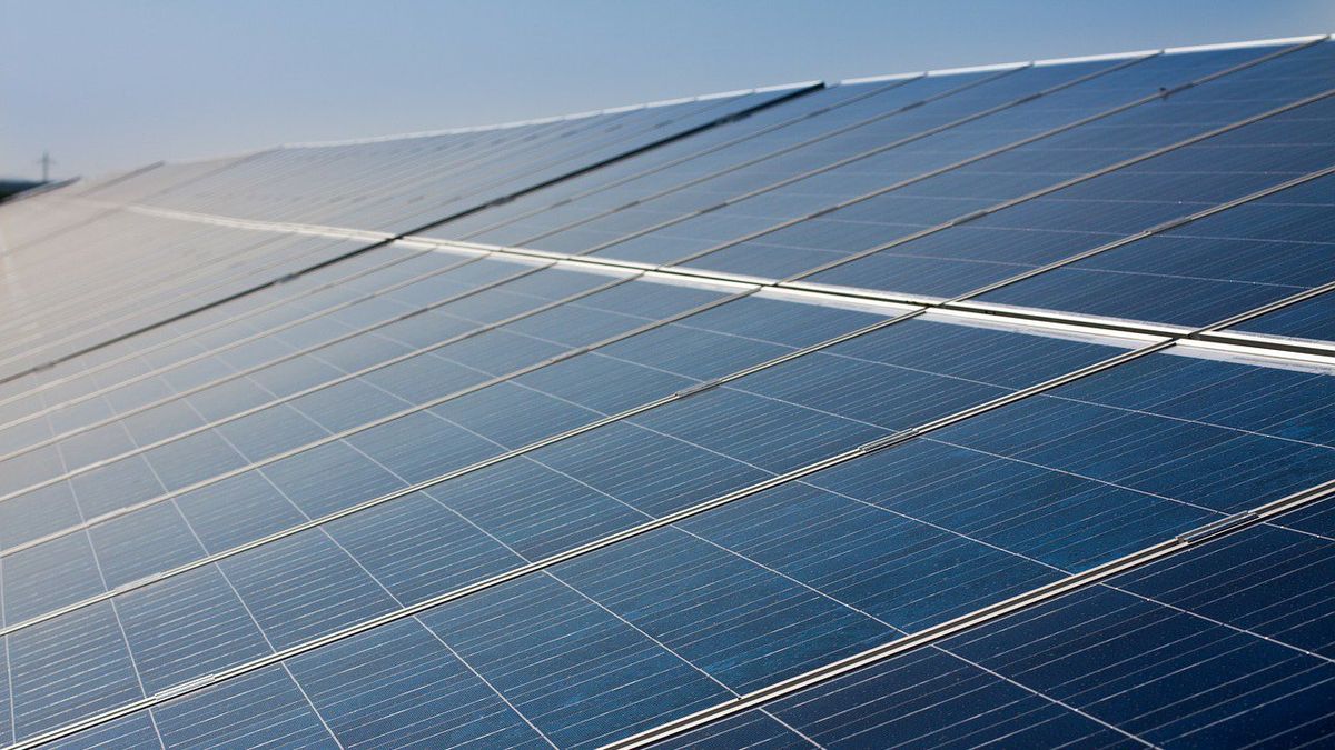 découvrez tout ce qu'il faut savoir sur la taxe des panneaux solaires en 2025 : réglementations, réductions fiscales et enjeux écologiques pour optimiser votre investissement et profiter des avantages énergétiques.