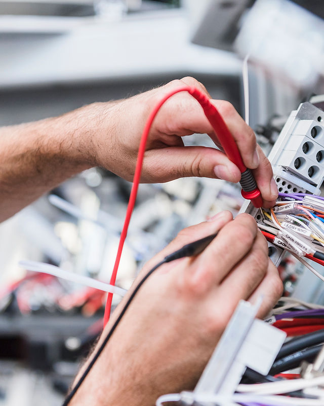 découvrez les compétences et l'expertise d'un technicien électricité. notre professionnel qualifié se charge de l'installation, de la maintenance et du dépannage de systèmes électriques pour garantir sécurité et performance. contactez-nous pour un service fiable et rapide!