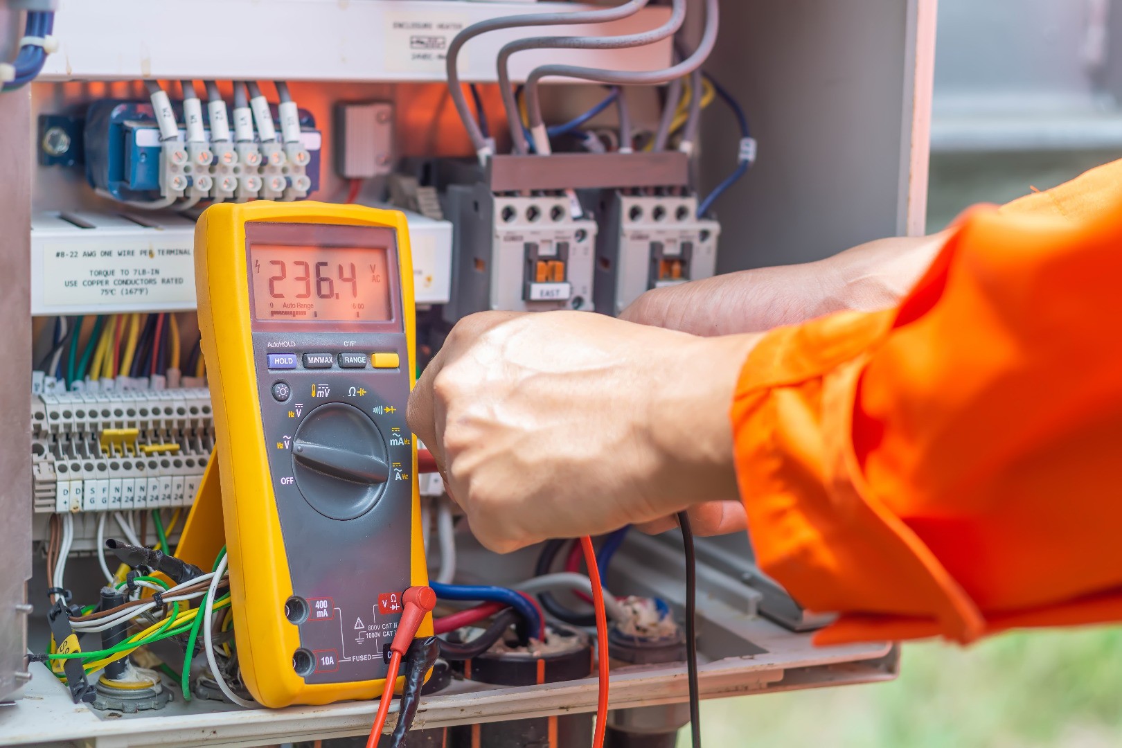 découvrez le métier de technicien étude électricité, un professionnel clé dans la conception et l'analyse des systèmes électriques. explorez les compétences requises, les missions quotidiennes et les opportunités de carrière dans ce domaine dynamique et essentiel pour la transition énergétique.