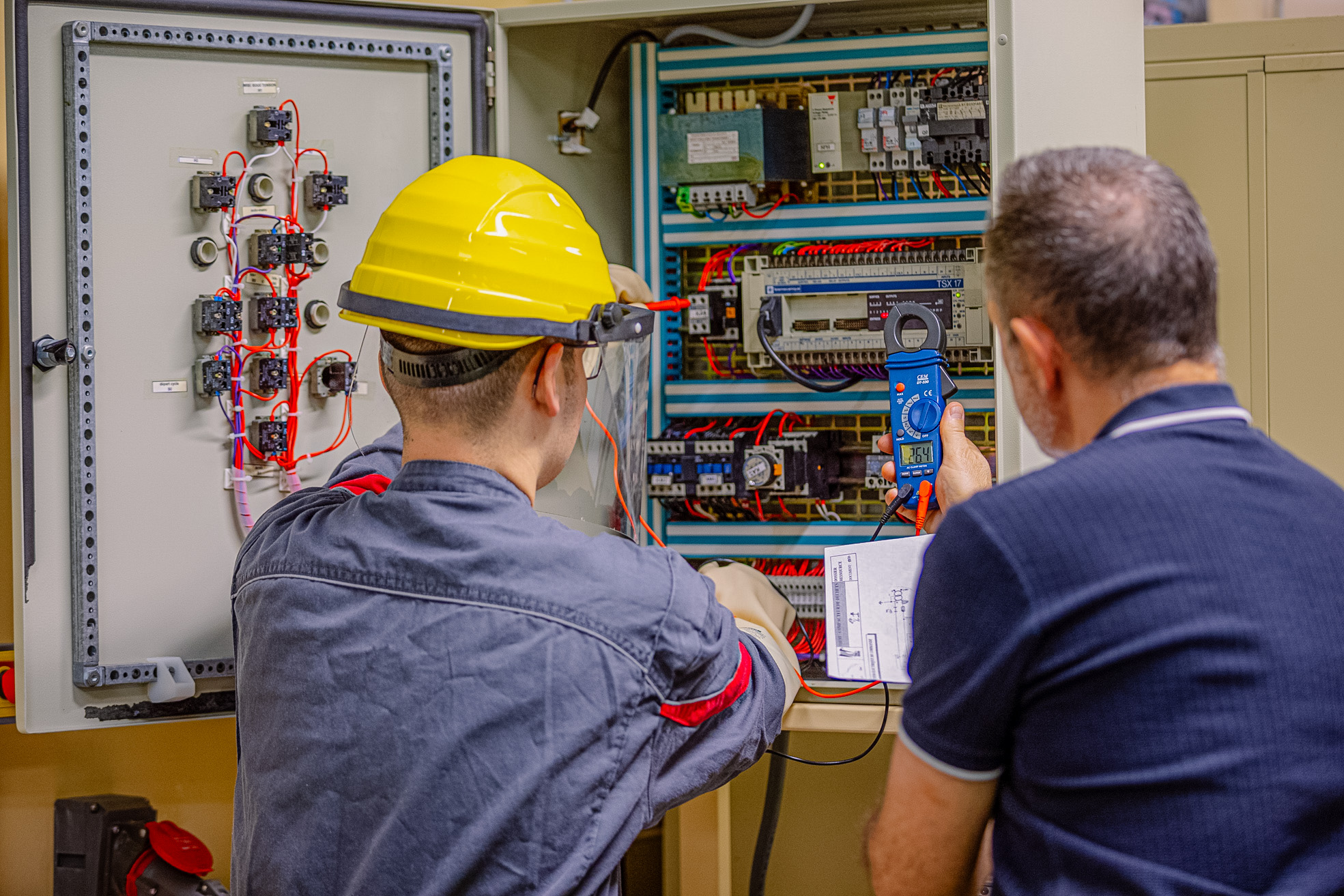 découvrez les compétences et les responsabilités d'un technicien en étude d'électricité. explorez les missions techniques, l'analyse des projets et l'importance de cette profession dans le secteur de l'énergie.
