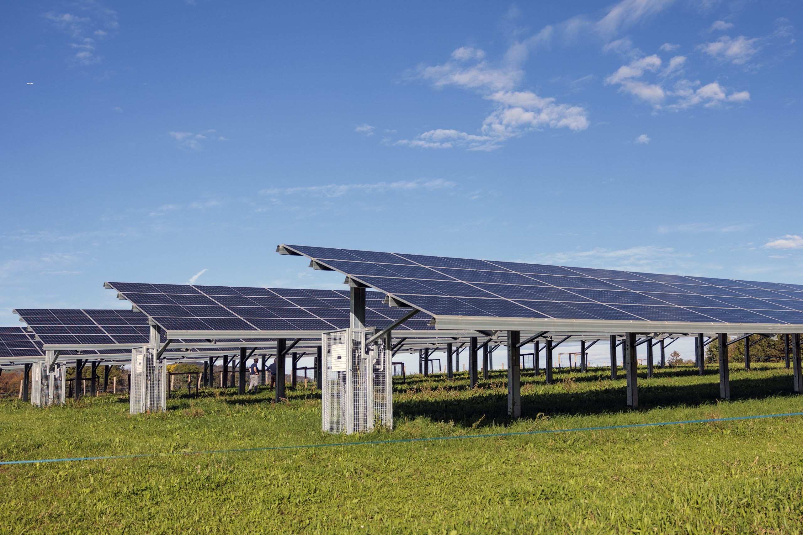 découvrez les avantages de l'agriculture photovoltaïque, une solution innovante qui allie production agricole et énergie solaire. optimisez vos surfaces cultivables tout en contribuant à la transition énergétique avec des pratiques durables et rentables.