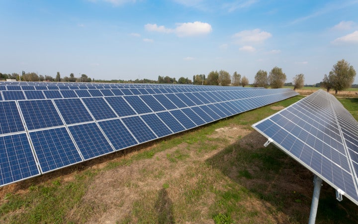 découvrez notre terrain solaire idéalement situé, parfait pour l'installation de panneaux photovoltaïques. profitez d'un espace dédié à la production d'énergie renouvelable, tout en contribuant à la protection de l'environnement. investissez dans un avenir durable dès aujourd'hui!