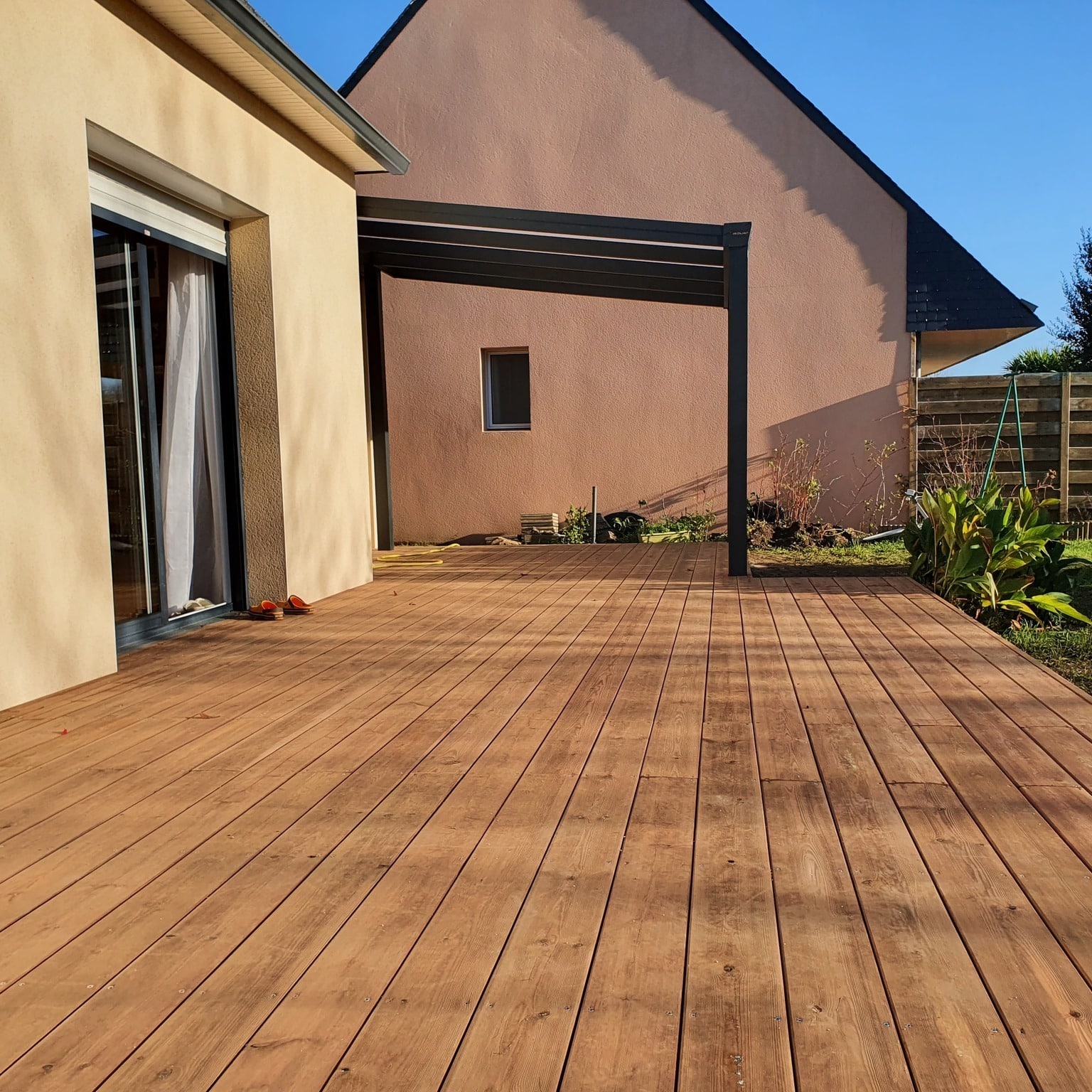 découvrez notre terrasse nord-est, un espace accueillant et verdoyant idéal pour vos moments de détente et de convivialité. profitez d'une ambiance paisible tout en savourant nos délicieux plats et boissons en plein air.