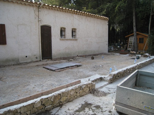 découvrez notre terrasse nord-est, un espace convivial et chaleureux où se mêlent élégance et détente. profitez d'un cadre ensoleillé pour vos repas en extérieur, entouré de verdure, tout en savourant une atmosphère paisible et agréable. idéale pour des moments entre amis ou en famille.