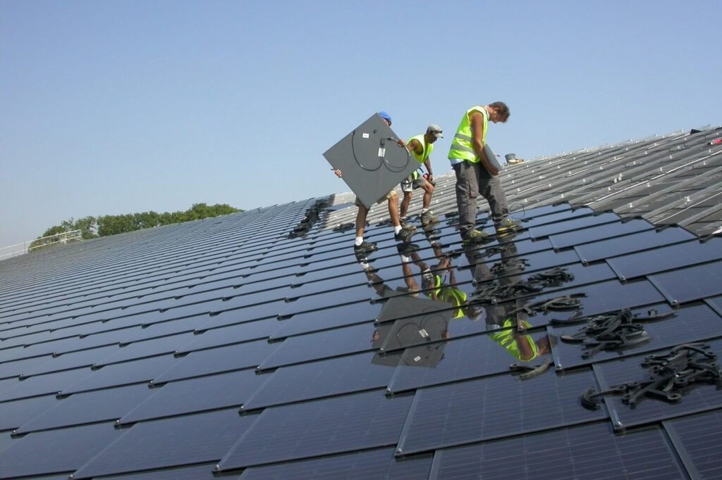 découvrez le toit solaire tesla en france, une solution innovante alliant esthétique et efficacité énergétique. transformez votre habitation en une source d'énergie durable tout en préservant l'harmonie de votre architecture. optez pour une énergie propre et réduisez votre empreinte carbone avec les tuiles solaires tesla.