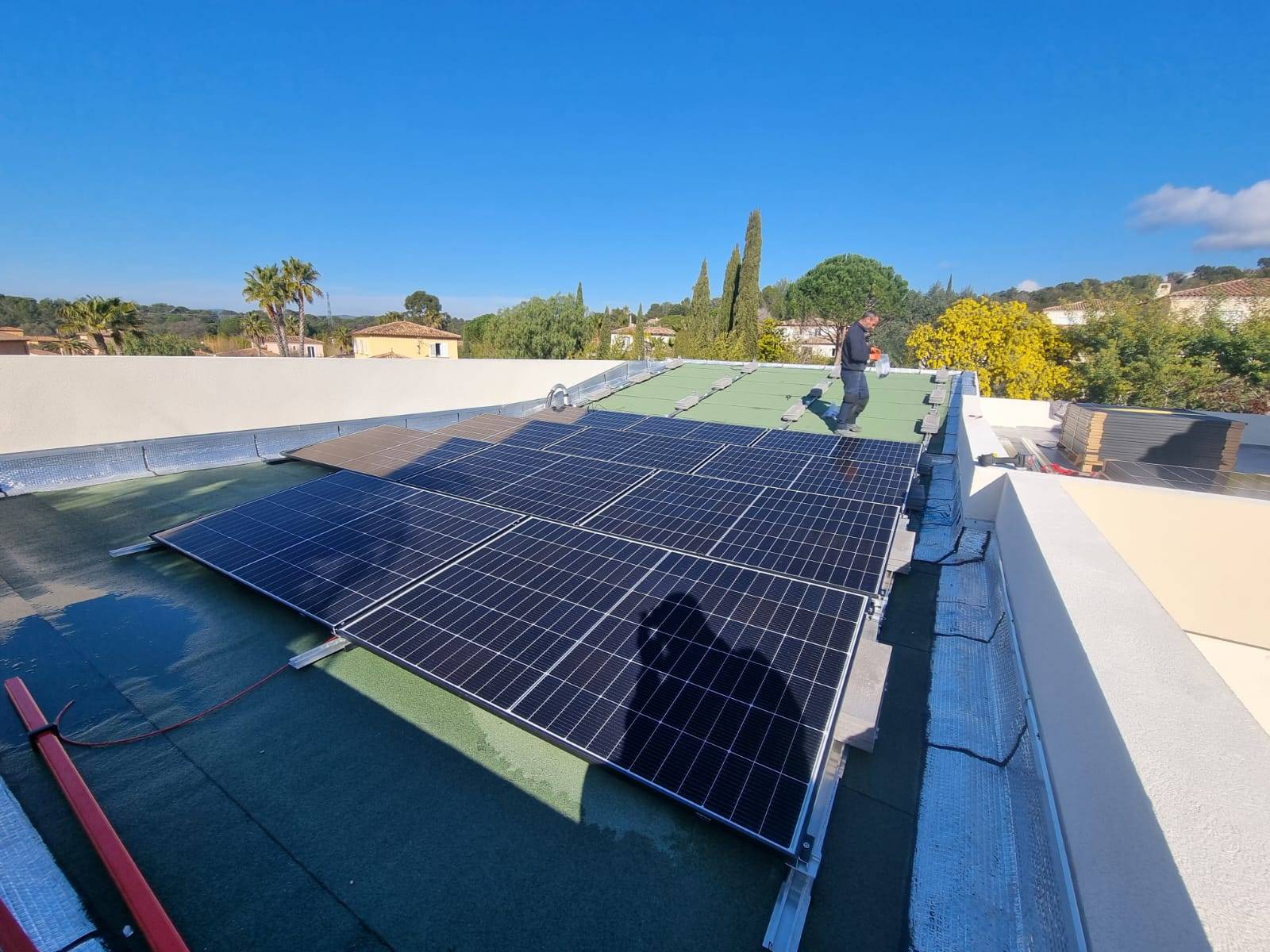 découvrez les avantages d'un toit terrasse solaire : une solution écologique et esthétique pour produire votre propre énergie, optimiser votre espace extérieur et contribuer à la préservation de l'environnement.