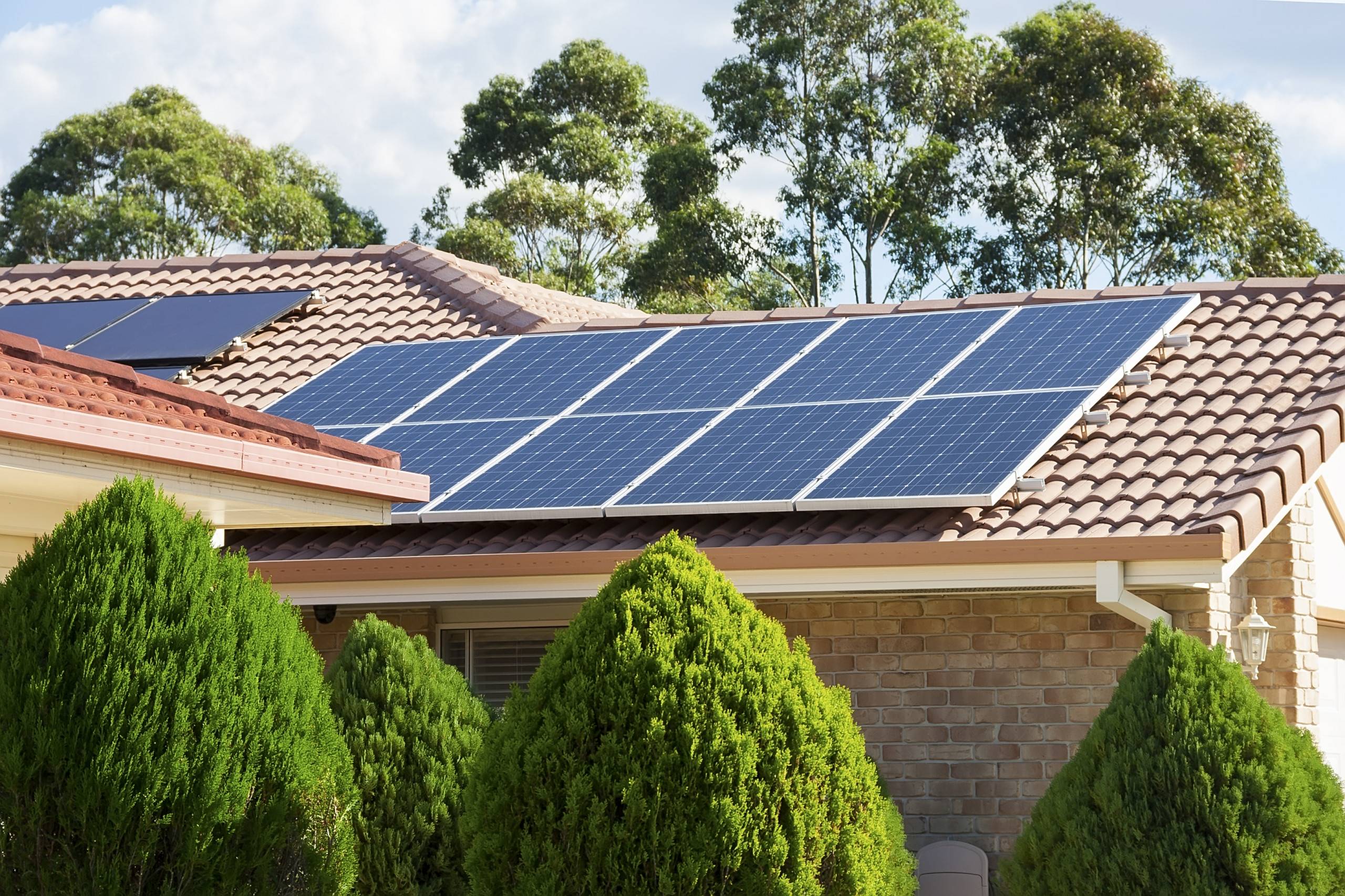 découvrez les avantages des toits solaires : une solution écologique et économique pour produire votre propre énergie tout en augmentant la valeur de votre maison. optez pour une alternative durable et réduisez votre empreinte carbone!