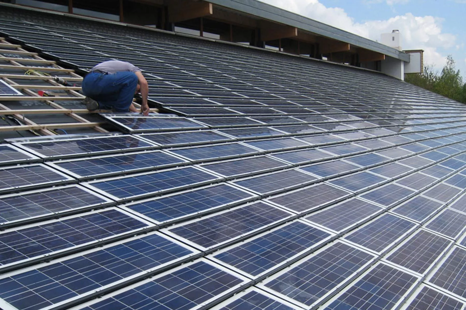 découvrez comment les toits solaires peuvent transformer votre maison en une source d'énergie renouvelable. optez pour une solution écologique et économique tout en contribuant à la préservation de l'environnement. informez-vous sur les avantages, les installations et les subventions disponibles pour bénéficier pleinement de cette technologie innovante.