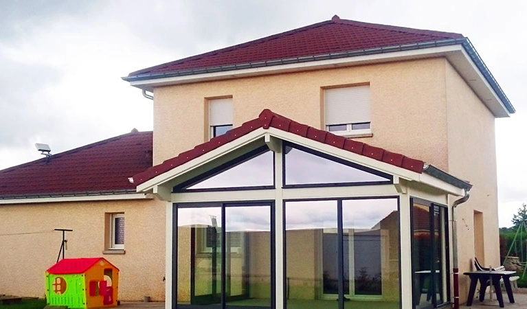 découvrez tout ce que vous devez savoir sur la toiture 4 pans, une solution esthétique et efficace pour vos projets de construction. apprenez les avantages, les matériaux et les conseils d'entretien pour une toiture durable.
