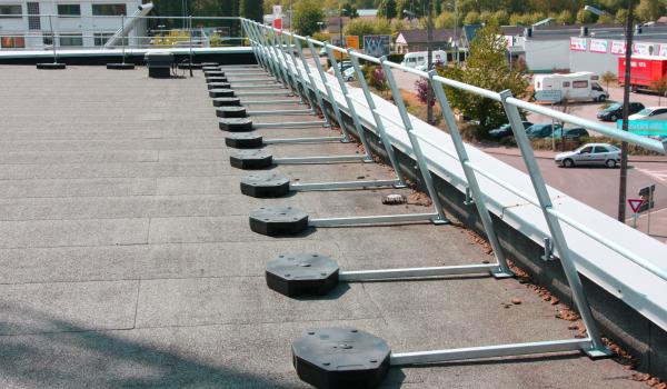 découvrez les avantages de la toiture lestée : une solution innovante pour renforcer l'étanchéité de votre bâtiment, améliorer l'isolation thermique et réduire les nuisances sonores. optez pour une toiture écologique et durable qui s'intègre parfaitement à votre environnement.