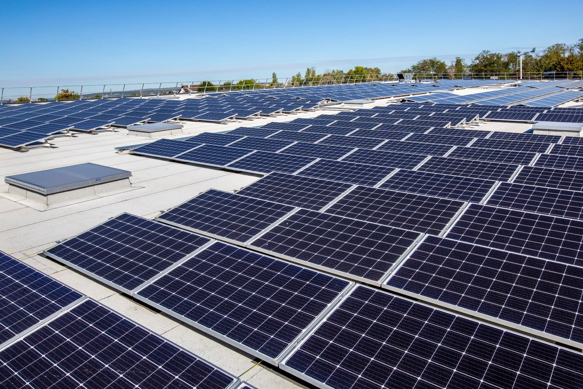 découvrez comment les panneaux solaires peuvent transformer votre toiture en une source d'énergie renouvelable efficace. maximisez l'efficacité énergétique de votre maison tout en réduisant vos factures d'électricité grâce à des solutions durables et innovantes.