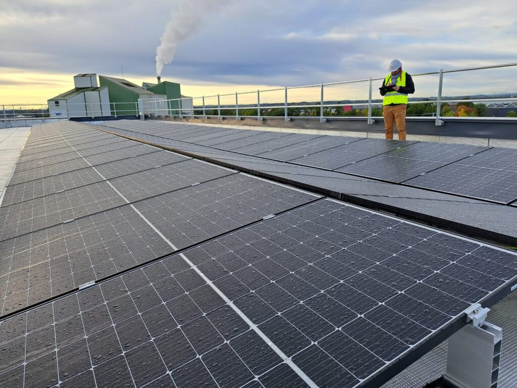 découvrez les avantages de la toiture photovoltaïque : une solution durable et économique pour produire votre propre électricité tout en respectant l'environnement. transformez votre toit en véritable source d'énergie renouvelable et réduisez vos factures d'électricité.