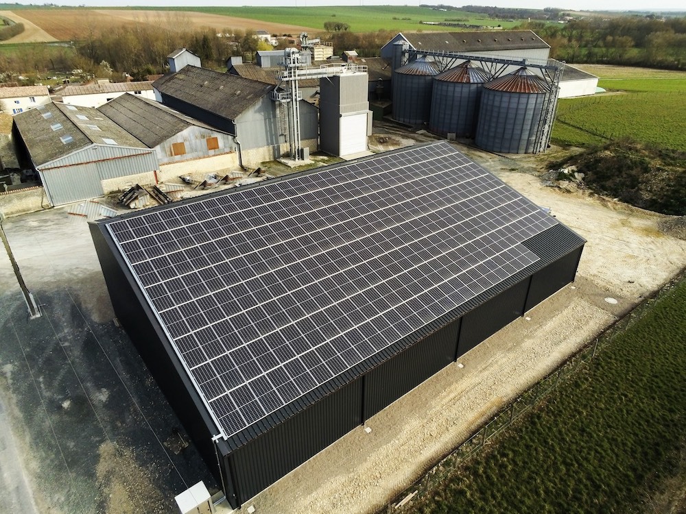 découvrez les avantages de la toiture photovoltaïque, une solution écologique et économique pour produire votre propre électricité. optimisez votre espace toiture tout en réduisant votre empreinte carbone et en réalisant des économies sur vos factures d'énergie.