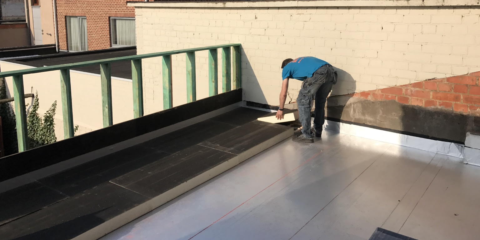 découvrez tout ce qu'il faut savoir sur la toiture plate : avantages, matériaux, entretien et conseils d'experts pour optimiser votre projet de construction.