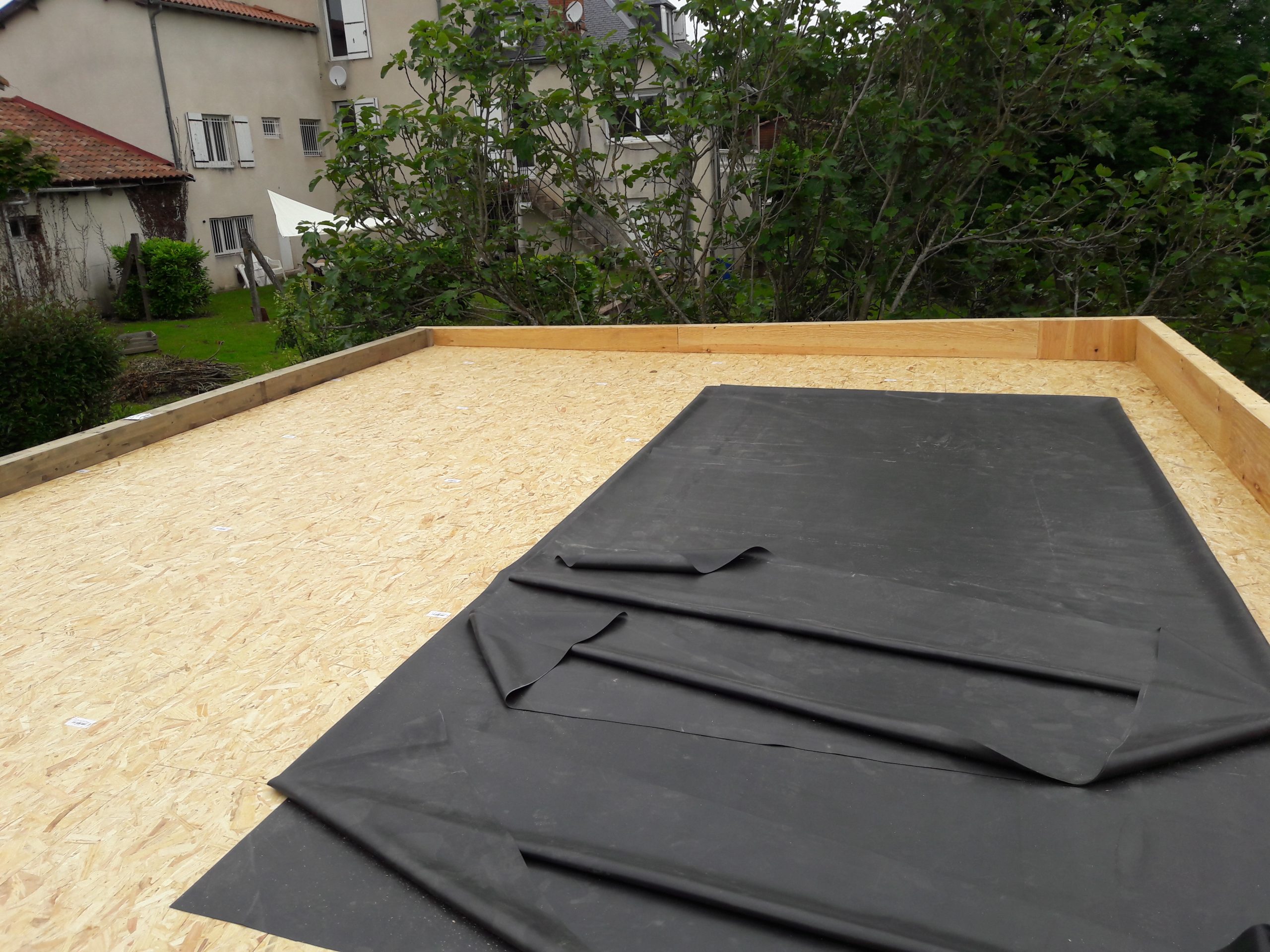découvrez tout ce qu'il faut savoir sur la toiture plate : avantages, inconvénients, matériaux et conseils d'installation. optimisez l'utilisation de votre espace et améliorez l'esthétique de votre habitation avec ce type de toiture moderne et pratique.