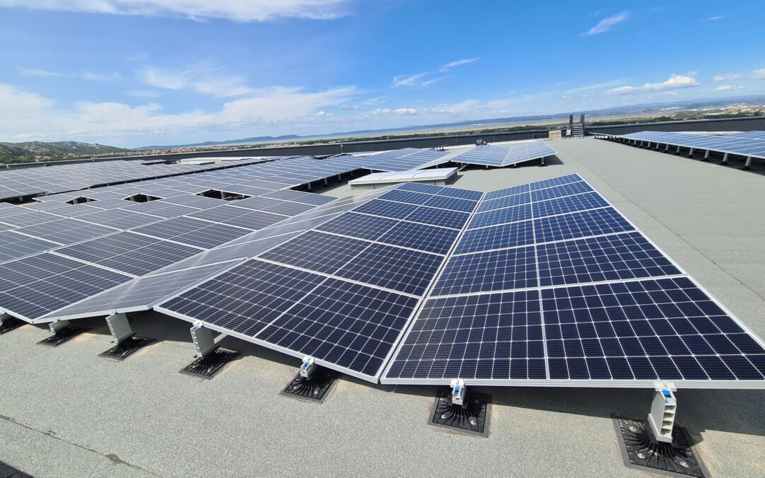 découvrez les avantages de la toiture solaire, une solution écologique et économique pour produire votre propre énergie. transformez votre toiture en source d'énergie renouvelable et réduisez votre empreinte carbone tout en réalisant des économies sur vos factures d'électricité.