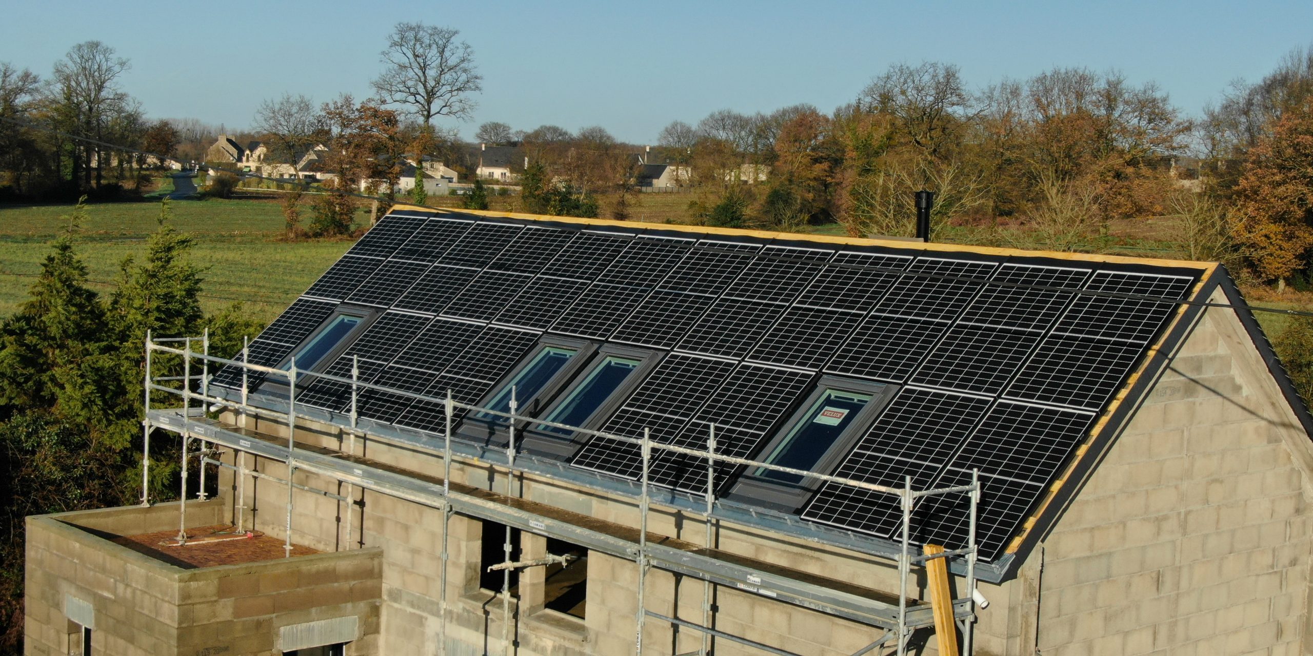 découvrez les avantages de la toiture solaire : une solution innovante pour produire de l'énergie renouvelable, réduire votre facture d'électricité et contribuer à la protection de l'environnement. informez-vous sur les différents types de panneaux solaires et les aides disponibles pour votre projet.