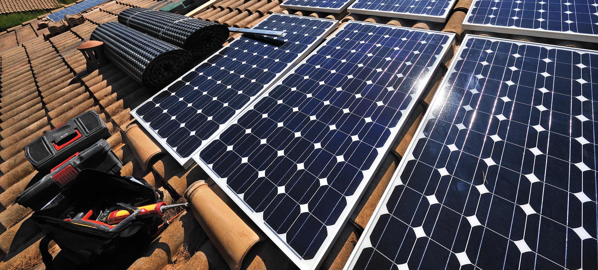 découvrez les prix compétitifs pour l'installation de toitures solaires et transformez votre maison en une source d'énergie renouvelable. profitez des informations essentielles sur les coûts, les bénéfices et les subventions disponibles pour un projet de toiture solaire réussi.