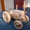 découvrez notre tracteur en bois artisanale, parfait pour les enfants et les passionnés de jouets écologiques. fabriqué avec soin, ce jouet durable stimule l'imagination et apporte une touche rétro à la collection de jeux. idéal pour le développement motorique et le plaisir de jouer en extérieur!