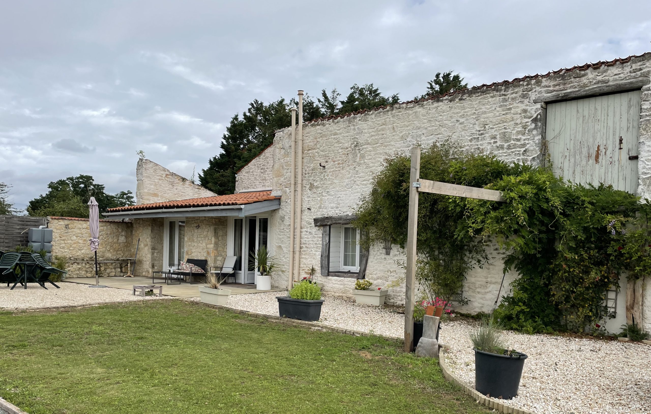 découvrez comment la transformation des bâtiments agricoles peut redonner vie et fonctionnalité à vos espaces. explorez les nouvelles tendances, techniques et idées innovantes pour optimiser l'utilisation de vos infrastructures tout en respectant l'environnement.