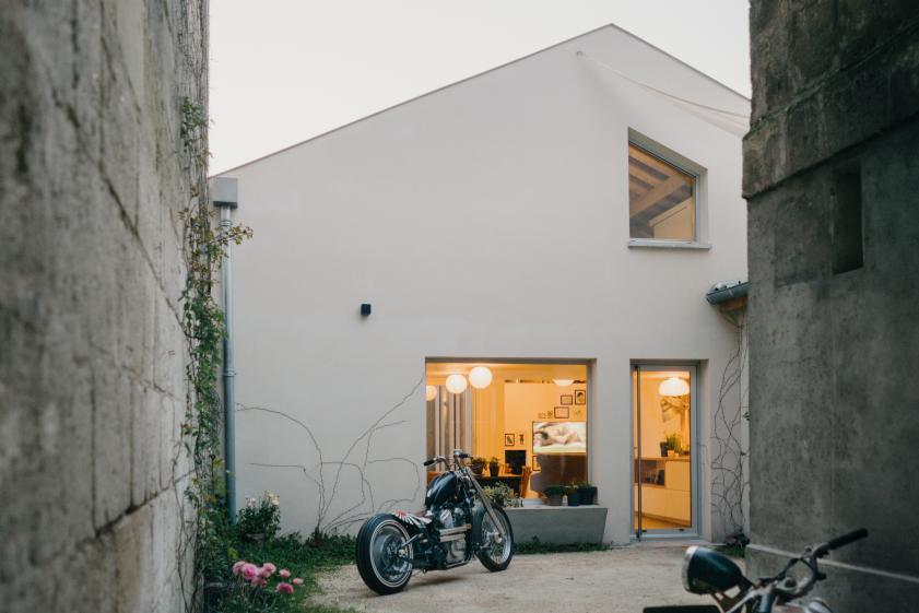 transformez un hangar en habitation unique : découvrez des idées de design, des astuces de rénovation et des conseils pratiques pour créer un espace de vie moderne et fonctionnel à partir d'un bâtiment industriel.