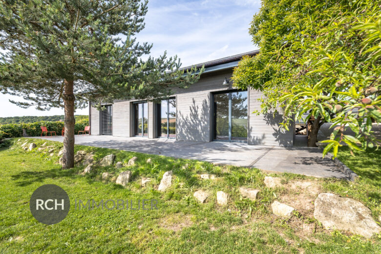 découvrez les secrets d'une maison autonome : un espace de vie éco-responsable, indépendant et durable, alliant confort moderne et respect de l'environnement. apprenez comment optimiser votre consommation d'énergie et réduire votre empreinte carbone tout en profitant d'une autonomie totale.