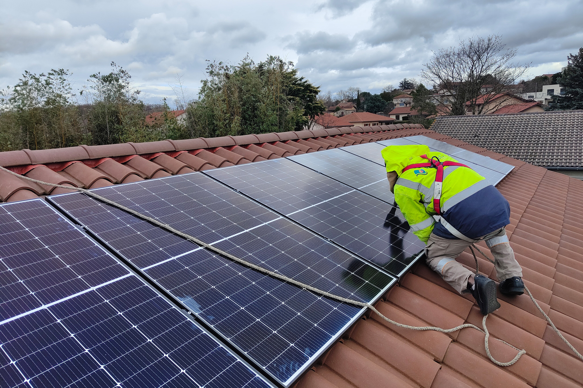 découvrez les tuiles photovoltaïques, une solution innovante pour produire de l'énergie solaire tout en préservant l'esthétique de votre toiture. idéales pour allier performance énergétique et design, elles transforment votre maison en un véritable atout écologique.