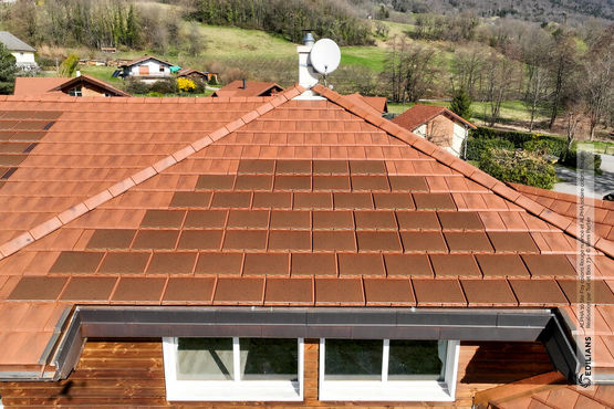 découvrez les avantages des tuiles photovoltaïques, une solution innovante pour produire de l'énergie solaire tout en préservant l'esthétique de votre toiture. optez pour une alternative écologique et économique, alliant performance énergétique et design harmonieux.