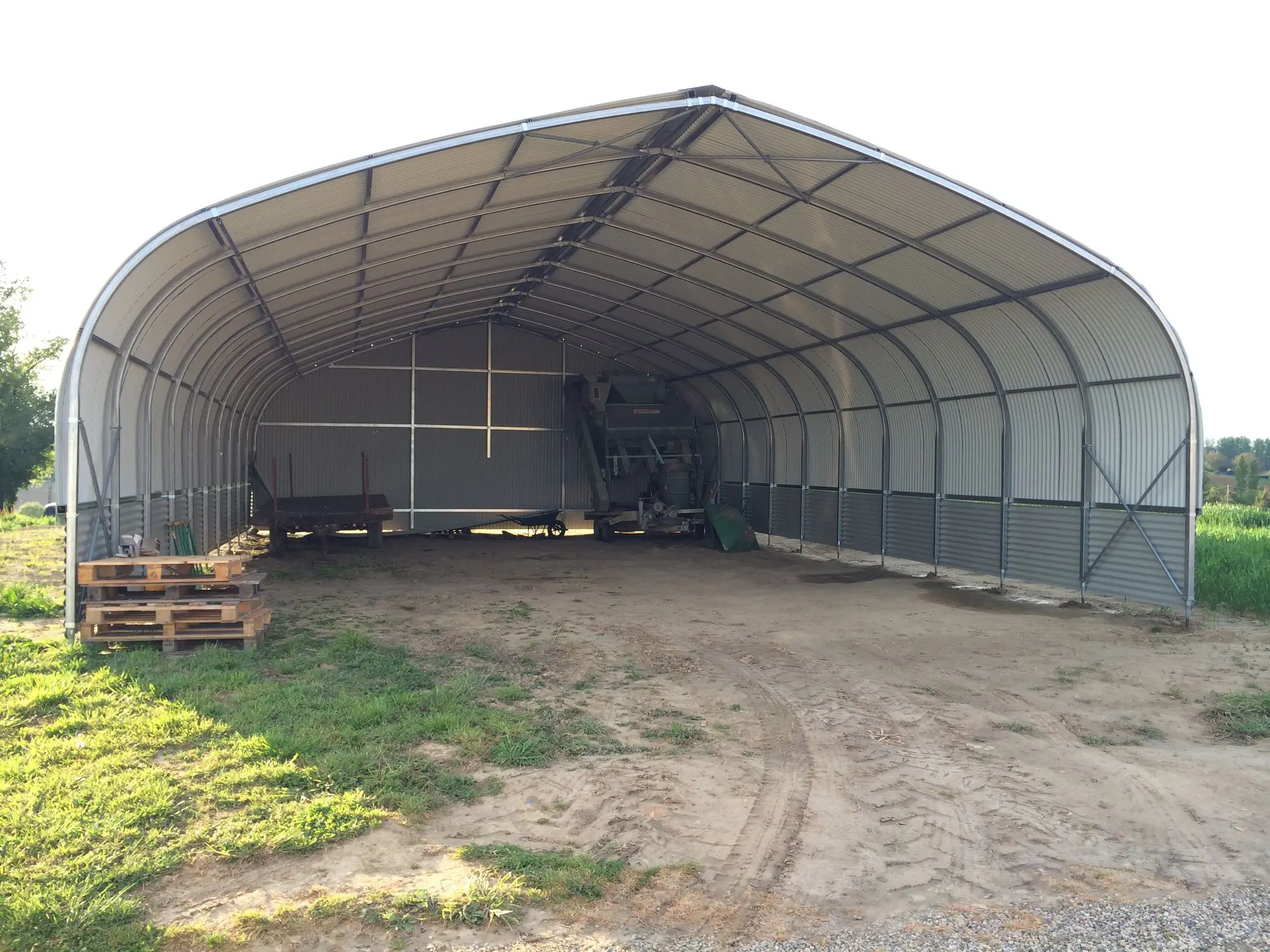 découvrez les tunnels de stockage agricole, une solution innovante pour préserver vos récoltes et optimiser l'espace. protégez vos denrées des intempéries et assurez une conservation optimale grâce à ces structures adaptées aux besoins des agriculteurs.