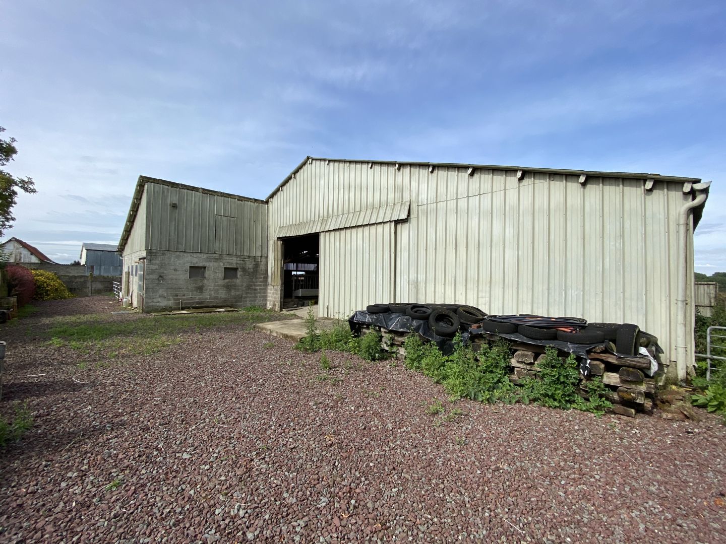 découvrez notre sélection de bâtiments agricoles à vendre, adaptés à vos besoins. que vous cherchiez un hangar, une écurie ou un silo, nous vous offrons des solutions sur mesure pour optimiser votre exploitation. contactez-nous pour des conseils d'experts et des visites personnalisées.