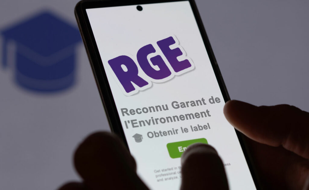 assurez-vous que votre artisan est certifié rge (reconnu garant de l'environnement) pour bénéficier d'aides financières et garanties sur vos travaux d'amélioration énergétique. découvrez comment vérifier la certification rge de votre prestataire et les enjeux qui en découlent.